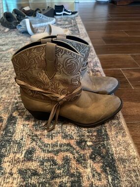 DINGO WOMEN'S FLORAL TOOLED KNOTTED STRAP BOOTIES - ROUND TOE